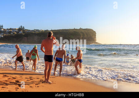 Sydney, Australien. 12. März 2017. Eine zeitweilige Unterbrechung in dem Herbstregen sieht Einheimische besuchen Sie Mona Vale Strand für ein Wochenende Morgen schwimmen und paddeln. Bildnachweis: Martin Beere/Alamy Live News Stockfoto