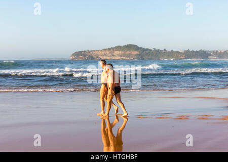 Sydney, Australien. 12. März 2017. Eine zeitweilige Unterbrechung in dem Herbstregen sieht Einheimische besuchen Sie Mona Vale Strand für ein Wochenende Morgen schwimmen und paddeln. Bildnachweis: Martin Beere/Alamy Live News Stockfoto