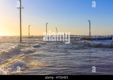 Sydney, Australien. 12. März 2017. Eine zeitweilige Unterbrechung in dem Herbstregen sieht Einheimische besuchen Sie Mona Vale Strand für ein Wochenende Morgen schwimmen und paddeln. Bildnachweis: Martin Beere/Alamy Live News Stockfoto