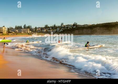 Sydney, Australien. 12. März 2017. Eine zeitweilige Unterbrechung in dem Herbstregen sieht Einheimische besuchen Sie Mona Vale Strand für ein Wochenende Morgen schwimmen und paddeln. Bildnachweis: Martin Beere/Alamy Live News Stockfoto