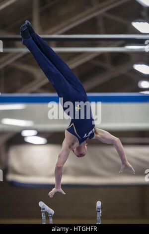 Annapolis, MD, USA. 10. März 2017. 10. März 2017: Ryan Orce konkurriert am Barren, während die Männer NCAA Gymnastik Treffen zwischen Navy Midshipmen, Air Force Falcons und William & Mary Tribe Macdonough Hall in Annapolis, Maryland. Bildnachweis: Scott Taetsch/ZUMA Draht/Alamy Live-Nachrichten Stockfoto