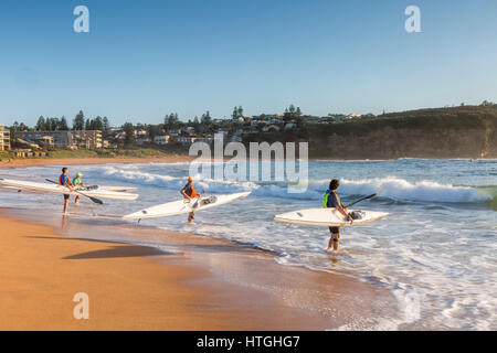 Sydney, Australien. 12. März 2017. Eine zeitweilige Unterbrechung in dem Herbstregen sieht Einheimische besuchen Sie Mona Vale Strand für ein Wochenende Morgen schwimmen und paddeln. Bildnachweis: Martin Beere/Alamy Live News Stockfoto