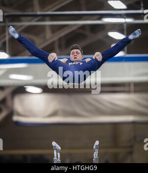 Annapolis, MD, USA. 10. März 2017. 10. März 2017: Tanner West konkurriert am Barren bei den Männern NCAA Gymnastik Treffen zwischen Navy Midshipmen, Air Force Falcons und William & Mary Tribe Macdonough Hall in Annapolis, Maryland. Bildnachweis: Scott Taetsch/ZUMA Draht/Alamy Live-Nachrichten Stockfoto