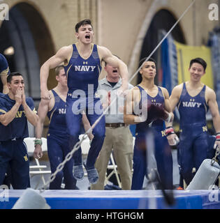 Annapolis, MD, USA. 10. März 2017. 10. März 2017: Navy Teammitglieder feiern, während die Männer NCAA Gymnastik Treffen zwischen Navy Midshipmen, Air Force Falcons und William & Mary Tribe Macdonough Hall in Annapolis, Maryland. Bildnachweis: Scott Taetsch/ZUMA Draht/Alamy Live-Nachrichten Stockfoto