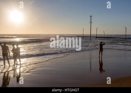 Sydney, Australien. 12. März 2017. Eine zeitweilige Unterbrechung in dem Herbstregen sieht Einheimische besuchen Sie Mona Vale Strand für ein Wochenende Morgen schwimmen und paddeln. Bildnachweis: Martin Beere/Alamy Live News Stockfoto