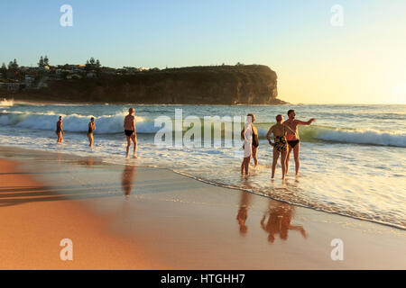 Sydney, Australien. 12. März 2017. Eine zeitweilige Unterbrechung in dem Herbstregen sieht Einheimische besuchen Sie Mona Vale Strand für ein Wochenende Morgen schwimmen und paddeln. Bildnachweis: Martin Beere/Alamy Live News Stockfoto