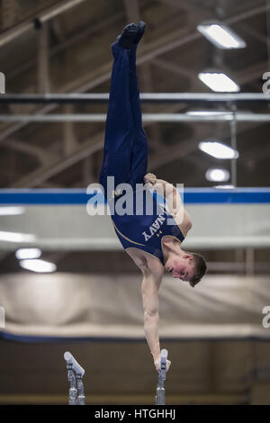 Annapolis, MD, USA. 10. März 2017. 10. März 2017: Noah Beeman konkurriert am Barren, während die Männer NCAA Gymnastik Treffen zwischen Navy Midshipmen, Air Force Falcons und William & Mary Tribe Macdonough Hall in Annapolis, Maryland. Bildnachweis: Scott Taetsch/ZUMA Draht/Alamy Live-Nachrichten Stockfoto