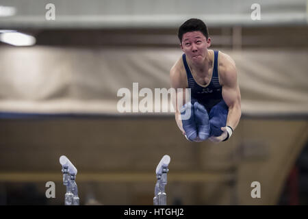 Annapolis, MD, USA. 10. März 2017. 10. März 2017: Jonathan Tang konkurriert am Barren, während die Männer NCAA Gymnastik Treffen zwischen Navy Midshipmen, Air Force Falcons und William & Mary Tribe Macdonough Hall in Annapolis, Maryland. Bildnachweis: Scott Taetsch/ZUMA Draht/Alamy Live-Nachrichten Stockfoto