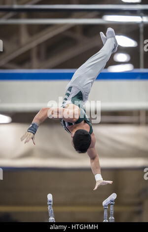 Annapolis, MD, USA. 10. März 2017. 10. März 2017: Aria Sabbagh konkurriert am Barren bei den Männern NCAA Gymnastik Treffen zwischen Navy Midshipmen, Air Force Falcons und William & Mary Tribe Macdonough Hall in Annapolis, Maryland. Bildnachweis: Scott Taetsch/ZUMA Draht/Alamy Live-Nachrichten Stockfoto