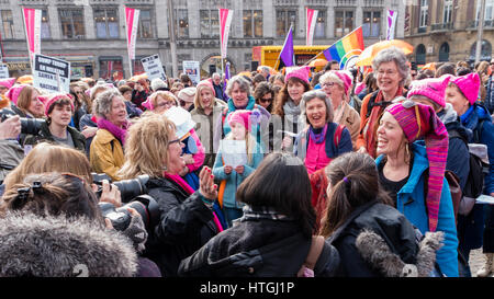 Amsterdam, Niederlande. 12. März 2017. Pop-up-Frauenchor Groningen singt Lieder, wie immer mehr Menschen auf der Dam sammeln, Schilder und Banner Credit: Steppeland/Alamy Live News Stockfoto