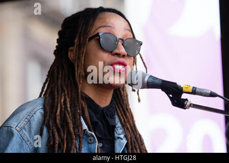 Amsterdam, Niederlande. 12. März 2017. Clarice Gargard (amerikanisch-niederländische Journalistin und Moderatorin) hält eine kurze Rede bei der Eröffnung der Veranstaltung. Bildnachweis: Steppeland/Alamy Live-Nachrichten Stockfoto