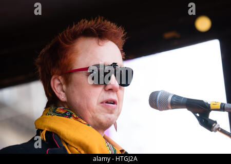 Amsterdam, Niederlande. 12. März 2017. Trans, queer Aktivist Vreer auch mit der Masse spricht (reflektiert in seiner Sonnenbrille) bei der Eröffnung der Frauen März Credit: Steppeland/Alamy Live News Stockfoto