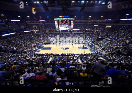 Memphis, TN, USA. 9. März 2017. Fans füllen das FedEx Forum für ein NBA-Spiel zwischen den Los Angeles Clippers und Memphis Grizzlies in Memphis, TN. Los Angeles gewann 114-98. Austin McAfee/CSM/Alamy Live-Nachrichten Stockfoto