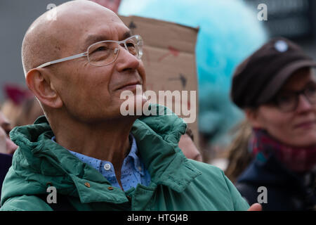 Amsterdam, Niederlande. 12. März 2017. So dass ihre Stimmen gehört, die durch ihre Anwesenheit: Menschen in der Menge - Mann mit weißen Gläsern und grünen Mantel Credit: Steppeland/Alamy Live News Stockfoto