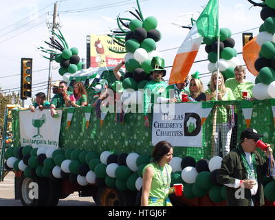 Dallas, Vereinigte Staaten 11. März 2017. Die jährliche Dallas St. Patrick's Parade stieg aus heute mit ehemaligen Dallas Polizeichef, David Brown als Grand Marshal.  Bildnachweis: Dallaspaparazzo/Alamy Live-Nachrichten Stockfoto