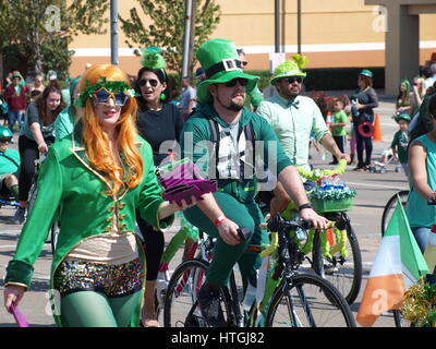 Dallas, Vereinigte Staaten 11. März 2017. Die jährliche Dallas St. Patrick's Parade stieg aus heute mit ehemaligen Dallas Polizeichef, David Brown als Grand Marshal.  Bildnachweis: Dallaspaparazzo/Alamy Live-Nachrichten Stockfoto