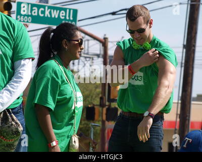 Dallas, Vereinigte Staaten 11. März 2017. Die jährliche Dallas St. Patrick's Parade stieg aus heute mit ehemaligen Dallas Polizeichef, David Brown als Grand Marshal.  Bildnachweis: Dallaspaparazzo/Alamy Live-Nachrichten Stockfoto