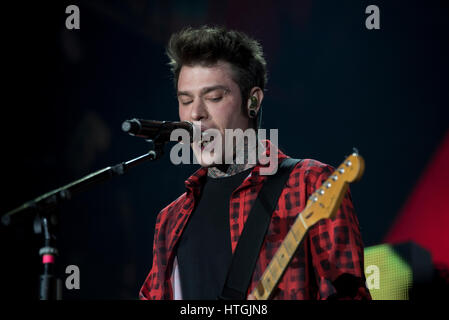 Turin, Italien. 11. März 2017. J-Ax und Fedez Durchführung auf Turin am Pala Alpitopur während der "kritisches Col Rolex Tour", am 11. März 2017, Fotos per Kreditkarte: Alberto Gandolfo/Alamy Live News Stockfoto