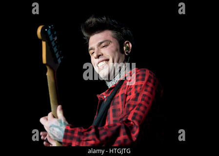 Turin, Italien. 11. März 2017. J-Ax und Fedez Durchführung auf Turin am Pala Alpitopur während der "kritisches Col Rolex Tour", am 11. März 2017, Fotos per Kreditkarte: Alberto Gandolfo/Alamy Live News Stockfoto