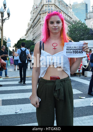 Buenos Aires, Argentinien - 8. März 2017: Junge Frau mit einem Schild während einer Protest-Conmemorating dem internationalen Frauentag am 8. März 2017 in Buenos Aires, Argentinien. Stockfoto