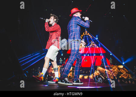 Turin, Italien. 11. März 2017. 11. März 2017: J-Ax & Fedez, die live auf der Bühne der Pala Alpitour in Turin für ihre erste "kritisches Col Rolex" 2017 tour Konzert Foto: Cronos/Alessandro Bosio Credit: Cronos Foto/Alamy Live News Stockfoto