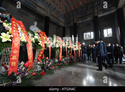 Nanjing, China Jiangsu Provinz. 12. März 2017. Menschen besuchen eine Zeremonie zum 92. Jahrestag des Todes von Dr. Sun Yat-Sen an der Sun Yat-Sen-Mausoleum in Nanjing, der Hauptstadt der ostchinesischen Provinz Jiangsu, 12. März 2017. Sonne wurde 1866 geboren und ist bekannt für das chinesische Volk als "großer Revolutionär und Staatsmann" für seine Rolle während der Revolution von 1911, die mehr als 2.000 Jahren der feudalen Herrschaft in China endete. Bildnachweis: Sonne kann/Xinhua/Alamy Live-Nachrichten Stockfoto