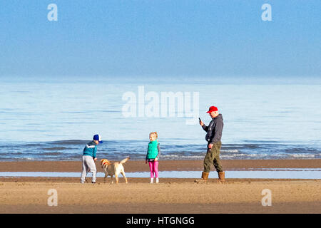Frühling am Morgen, Southport, Merseyside. 12. März 2017.  An einem schönen sonnigen Frühlingsmorgen, Hundebesitzer und Familien Kopf ans Meer in Southport in Merseyside.  Bildnachweis: Cernan Elias/Alamy Live-Nachrichten Stockfoto
