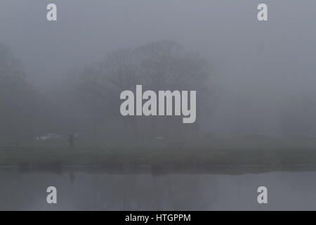 Wimbledon London, UK. 15. März 2017. Ein Fußgänger auf Wimbledon Common bedeckt im frühen Morgennebel Credit: Amer Ghazzal/Alamy Live-Nachrichten Stockfoto