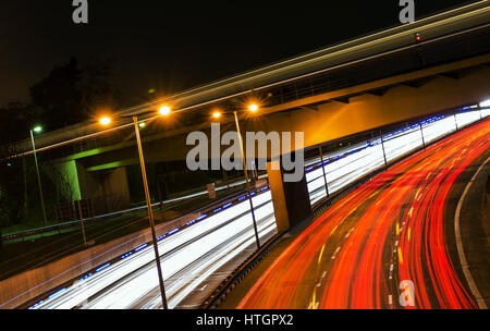 Berlin, Deutschland. 14. März 2017. Eine Langzeitbelichtung der Fahrzeuge auf der Autobahn A111 und der u-Bahn gesehen auf einer Brücke in Berlin, Deutschland, 14. März 2017. Foto: Paul Zinken/Dpa/Alamy Live News Stockfoto