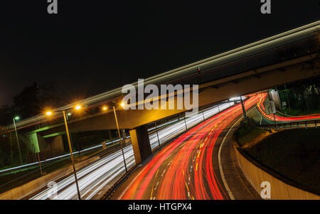 Berlin, Deutschland. 14. März 2017. Eine Langzeitbelichtung der Fahrzeuge auf der Autobahn A111 und der u-Bahn gesehen auf einer Brücke in Berlin, Deutschland, 14. März 2017. Foto: Paul Zinken/Dpa/Alamy Live News Stockfoto