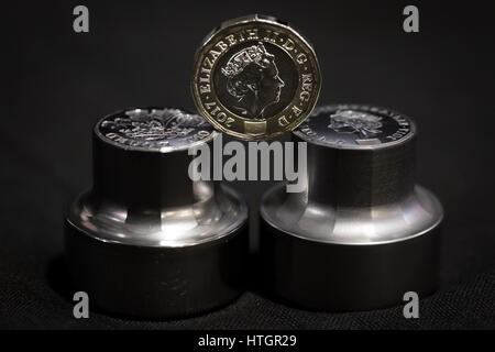 Llantrisant, South Wales, UK. 14. März 2017. Der Royal Mint. Münze Werkzeuge sterben. Verwendet, um die neuen £1 Münze, die am 28. März in Umlauf wird drücken. © Guy Corbishley/Alamy Live-Nachrichten Stockfoto
