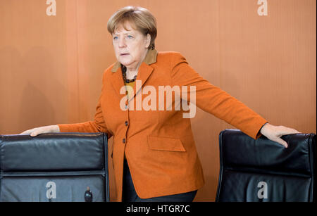 Berlin, Deutschland. 15. März 2017. Bundeskanzlerin Angela Merkel kommt zu einer Zusammenkunft auf das Bundeskabinett am Bundeskanzleramt in Berlin, Deutschland, 15. März 2017. Foto: Michael Kappeler/Dpa/Alamy Live News Stockfoto