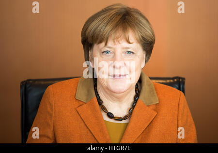 Berlin, Deutschland. 15. März 2017. Bundeskanzlerin Angela Merkel vor einer Versammlung des deutschen Kabinetts im Bundeskanzleramt in Berlin, Deutschland, 15. März 2017 gesehen. Foto: Michael Kappeler/Dpa/Alamy Live News Stockfoto