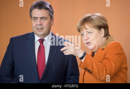 Berlin, Deutschland. 15. März 2017. German chancellor Angela Merkel (R) im Gespräch mit Bundesaußenminister Sigmar Gabriel vor einer Versammlung der deutschen Kabinett im Bundeskanzleramt in Berlin, Deutschland, 15. März 2017. Foto: Michael Kappeler/Dpa/Alamy Live News Stockfoto