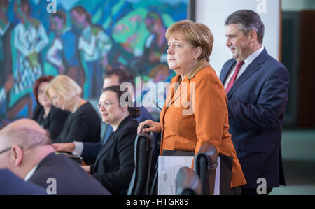 Berlin, Deutschland. 15. März 2017. Bundeskanzlerin Angela Merkel (2-R) und German Foreign Minister Sigmar Gabriel (R) kommen für ein Treffen das Bundeskabinett am Bundeskanzleramt in Berlin, Deutschland, 15. März 2017. Foto: Michael Kappeler/Dpa/Alamy Live News Stockfoto