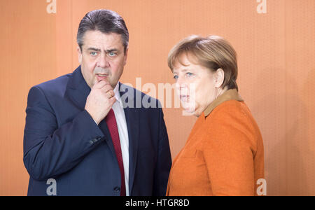 Berlin, Deutschland. 15. März 2017. German chancellor Angela Merkel (R) im Gespräch mit Bundesaußenminister Sigmar Gabriel vor einer Versammlung der deutschen Kabinett im Bundeskanzleramt in Berlin, Deutschland, 15. März 2017. Foto: Michael Kappeler/Dpa/Alamy Live News Stockfoto