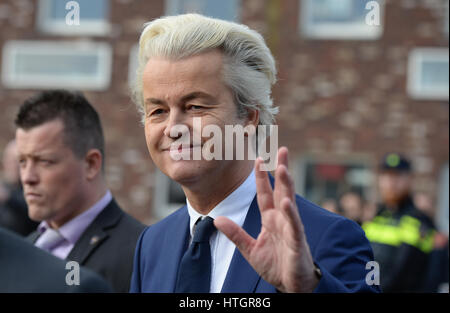 Den Haag, Niederlande. 15. März 2017. Geert Wilders, Rechtsaußen-Symbol, so dass ein Wahllokal in den Haag, Niederlande, 15. März 2017. Überschattet von wachsenden Spannungen mit der Türkei, die Niederländer Stimmen für das neue Parlament. Foto: Daniel Reinhardt/Dpa/Alamy Live News Stockfoto