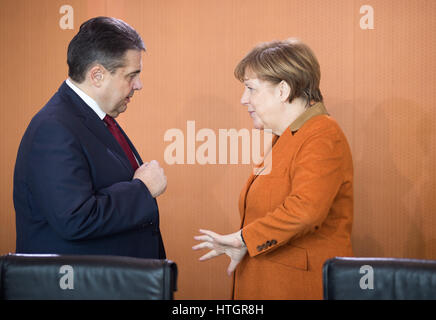 Berlin, Deutschland. 15. März 2017. German chancellor Angela Merkel (R) im Gespräch mit Bundesaußenminister Sigmar Gabriel vor einer Versammlung der deutschen Kabinett im Bundeskanzleramt in Berlin, Deutschland, 15. März 2017. Foto: Michael Kappeler/Dpa/Alamy Live News Stockfoto