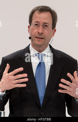 Ingolstadt, Deutschland. 15. März 2017. Audi AG Finanzvorstand Axel Strotbek spricht bei der Bilanz-Pressekonferenz des deutschen Automobilherstellers in Ingolstadt, Deutschland, 15. März 2017. Foto: Armin Weigel/Dpa/Alamy Live-Nachrichten Stockfoto