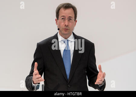 Ingolstadt, Deutschland. 15. März 2017. Audi AG Finanzvorstand Axel Strotbek spricht bei der Bilanz-Pressekonferenz des deutschen Automobilherstellers in Ingolstadt, Deutschland, 15. März 2017. Foto: Armin Weigel/Dpa/Alamy Live-Nachrichten Stockfoto