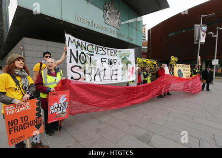 Manchester, UK. 15. März 2017. Anti-Fracking-Aktivisten unterstützen die Herausforderung gewesen, die gegen die Entscheidung zur Fracking in Preston New Road in Lancashire, zivile Justizzentrum, Manchester, 15. März 2017 (C) Barbara Koch/Alamy Live News Stockfoto