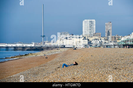 Brighton UK 15. März 2017 - ein Sonnenanbeter macht das Beste aus der Ruhe vor dem Sturm in Brighton an einem schönen warmen sonnigen Frühlingsmorgen als Sturm Stella Ansätze und wird voraussichtlich in Großbritannien am Freitag nach verursachen Blizzard Bedingungen an der Ost Küste von Amerika in den letzten Tagen Credit ankommen: Simon Dack/Alamy Live News Stockfoto