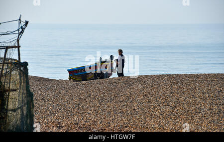 Brighton UK 15. März 2017 - Fischer bereitet sein Boot auf das Meer in Ruhe vor dem Sturm in Brighton an einem schönen warmen sonnigen Frühlingsmorgen als Sturm Stella Ansätze gehen und dürfte in Großbritannien am Freitag nach verursachen Blizzard Bedingungen an der Ost Küste von Amerika in den letzten Tagen Credit ankommen: Simon Dack/Alamy Live News Stockfoto