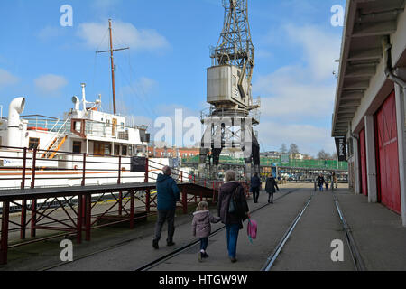 Bristol, UK. 15. März 2017. Großbritannien Wetter. Menschen schlendern Sie entlang der Docks an einem milden Tag wo wie Princes Wharf in A British WW11 Drama gedreht wird in Bristol großen Bildschirm eine andere Mütter Sohn genannt. Gefilmt von Balmoral am Kai und mit Hilfe von riesigen Kränen. Eine Sequenz für eine Kulisse in welche Jersey Deportierten an Bord eines Schiffes der 1940er Jahre Dampf gesetzt werden. Der Film eine andere Mütter Sohn in mehr als 100 öffnet Kinos große Nation am Freitag, den 24. März. Durch verbindliche / Line Robert Timoney/Alamy/Leben/News Stockfoto