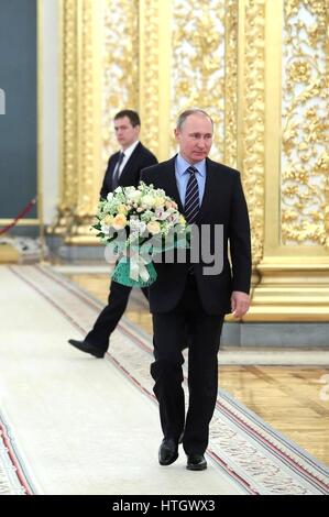 Moskau, Russland. 14. März 2017. Der russische Präsident Vladimir Putin trägt einen Blumenstrauß für Naina Yeltsina, Witwe des ehemaligen Präsidenten Boris Yeltsin im Rahmen eines Empfangs ihren 85. Geburtstag feiert, im Kreml 14. März 2017 in Moskau, Russland. Putin präsentiert Jelzin mit der Bestellung von St. Catherine das große Märtyrer in ihrer Ehre. Bildnachweis: Planetpix/Alamy Live-Nachrichten Stockfoto