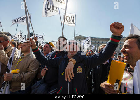 Rom, Italien. 15. März 2017. Tausende von Straßenhändlern nehmen an einer Kundgebung zum protest gegen die so genannte Bolkestein-Richtlinie in Rom Teil. Die Bolkestein-Richtlinie vom niederländischen ehemaliger EU Binnenmarkt Binnenmarktkommissar Frits Bolkestein, ist ein EU-Gesetz zur Errichtung eines Binnenmarktes für Dienstleistungen innerhalb der Europäischen Union. Bildnachweis: Giuseppe Ciccia/Alamy Live-Nachrichten Stockfoto