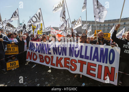 Rom, Italien. 15. März 2017. Tausende von Straßenhändlern nehmen an einer Kundgebung zum protest gegen die so genannte Bolkestein-Richtlinie in Rom Teil. Die Bolkestein-Richtlinie vom niederländischen ehemaliger EU Binnenmarkt Binnenmarktkommissar Frits Bolkestein, ist ein EU-Gesetz zur Errichtung eines Binnenmarktes für Dienstleistungen innerhalb der Europäischen Union. Bildnachweis: Giuseppe Ciccia/Alamy Live-Nachrichten Stockfoto