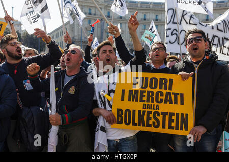 Rom, Italien. 15. März 2017. Tausende von Straßenhändlern nehmen an einer Kundgebung zum protest gegen die so genannte Bolkestein-Richtlinie in Rom Teil. Die Bolkestein-Richtlinie vom niederländischen ehemaliger EU Binnenmarkt Binnenmarktkommissar Frits Bolkestein, ist ein EU-Gesetz zur Errichtung eines Binnenmarktes für Dienstleistungen innerhalb der Europäischen Union. Bildnachweis: Giuseppe Ciccia/Alamy Live-Nachrichten Stockfoto