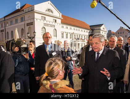 Wismar, Deutschland. 15. März 2017. German President Joachim Gauck (R) im Gespräch mit einer Frau in einem Rollstuhl vor dem Rathaus in der Altstadt in Wismar, Deutschland, 15. März 2017. Dies ist Gaucks letzter öffentlicher Auftritt in seinem Heimatstaat von Mecklenburg-Vorpommern vor Ende seiner Amtszeit. Der Präsident wird auch Stadt der Hansestadt Greifswald und Stralsund besuchen. Foto: Jens Büttner/Dpa-Zentralbild/Dpa/Alamy Live News Stockfoto