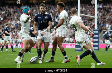 Englands Anthony Watson feiert erzielte seine Seiten 3. Versuch während der RBS Six Nations match im Twickenham Stadium, London. Stockfoto